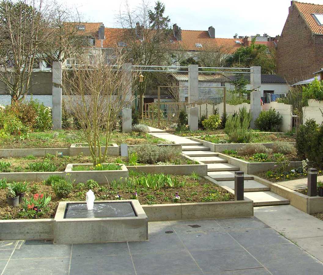 foto stadstuin-met-hoogteverschillen-en-pergola-als-