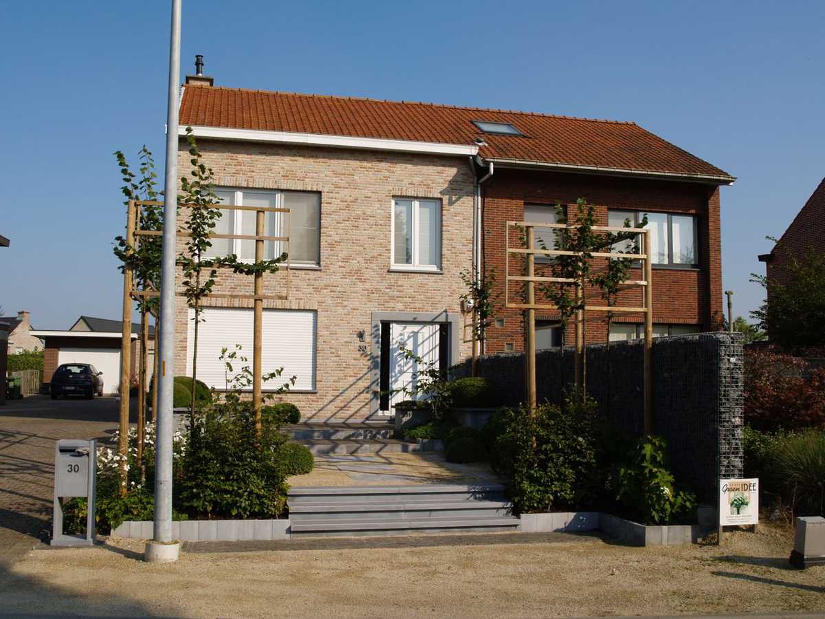 foto voortuin-voor-en-na-de-aanleg
